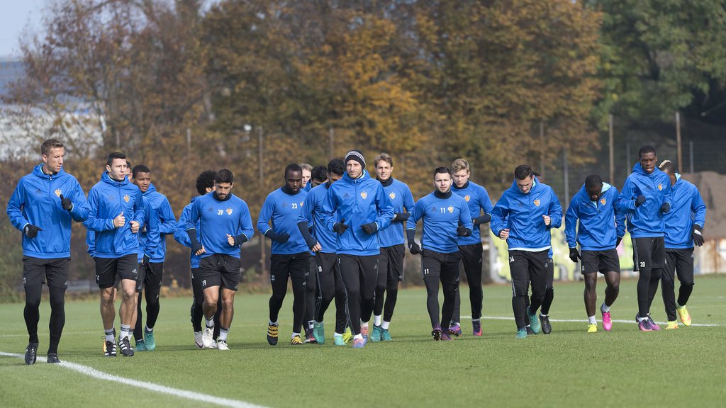 epa05611117 FC Basel players warm up during a training session at the St. Jakob-Park training area in Basel, Switzerland, 31 October 2016. FC Basel 1893 is scheduled to play an UEFA Champions League Group stage soccer match against Paris Saint-Germain on 01 November 2016. EPA/GEORGIOS KEFALAS