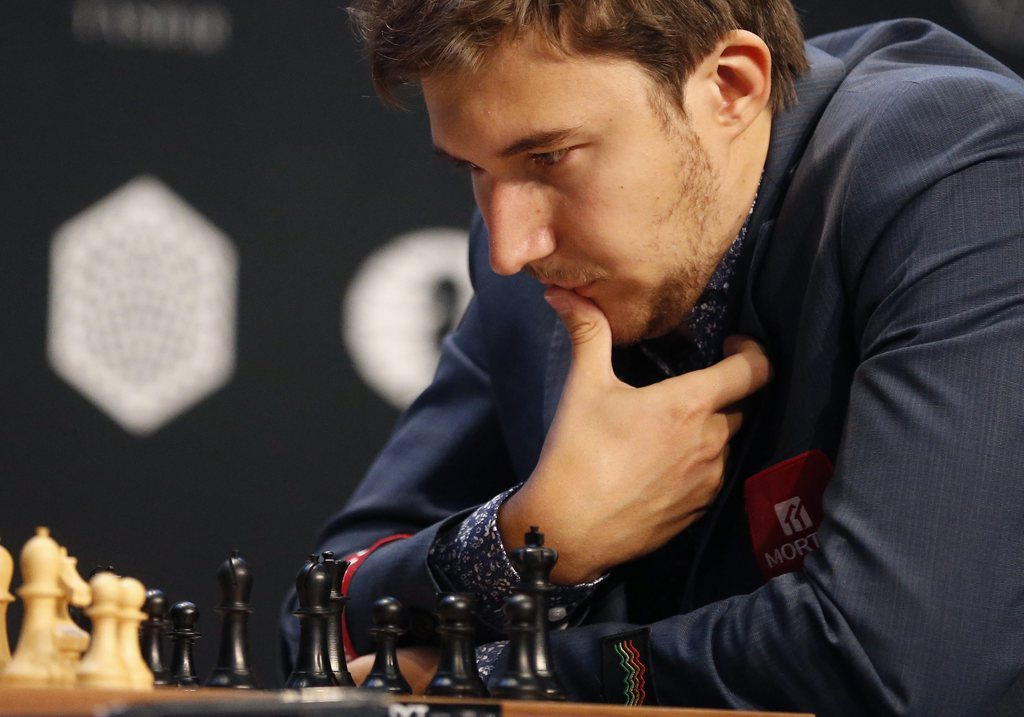 epa05232799 Sergey Karjakin of Russia plays against Levon Aronian of Armenia during the FIDE World Chess Candidates Tournament in Moscow, Russia, 27 March 2016. The event which determines the next Challenger to Magnus Carlsen's title, will take place in Moscow from 10 through 30 March. EPA/MAXIM SHIPENKOV