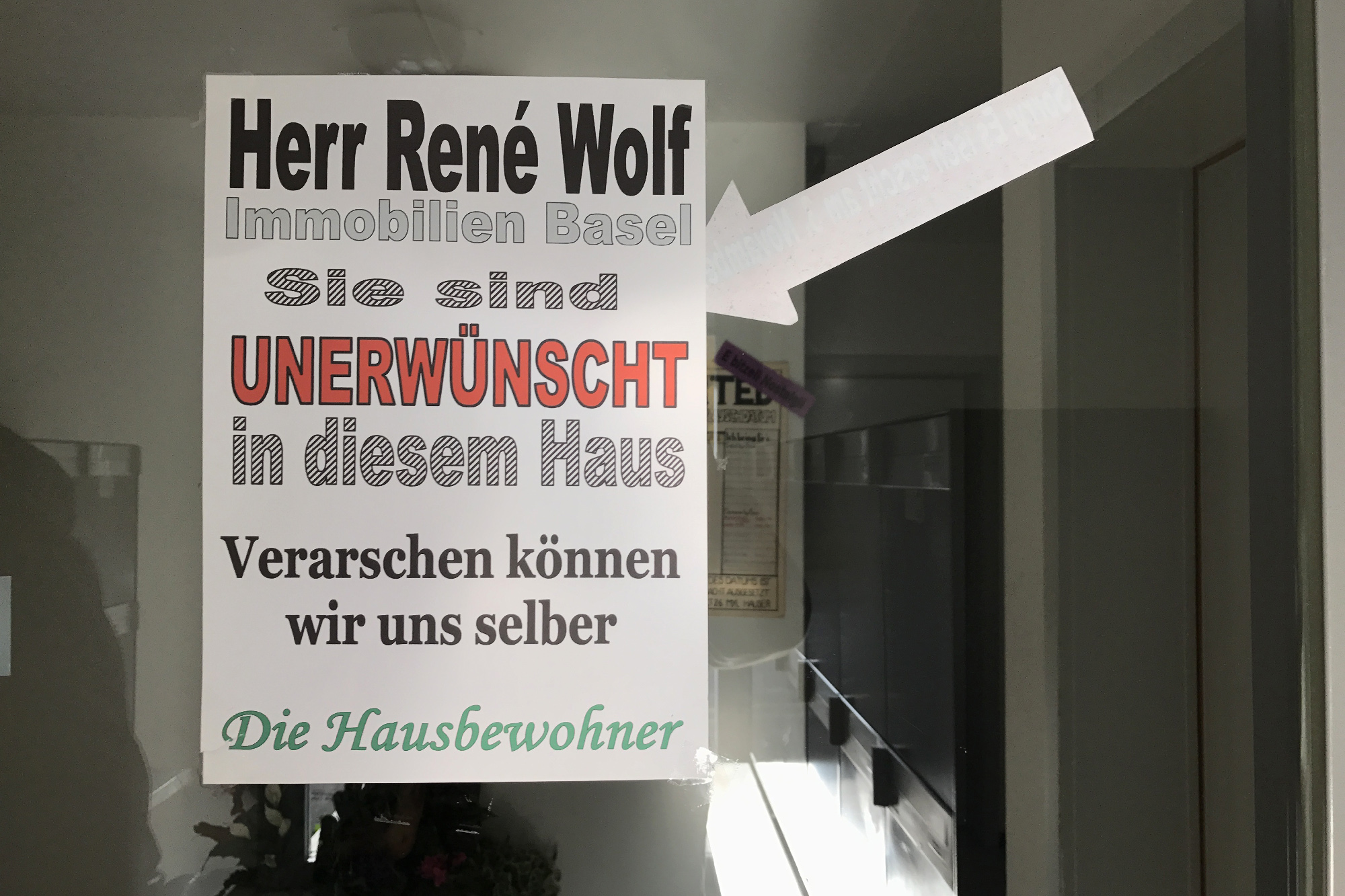 Verschärfter Ton: Kampfansage an Immobilien Basel-Stadt an der Eingangstür.