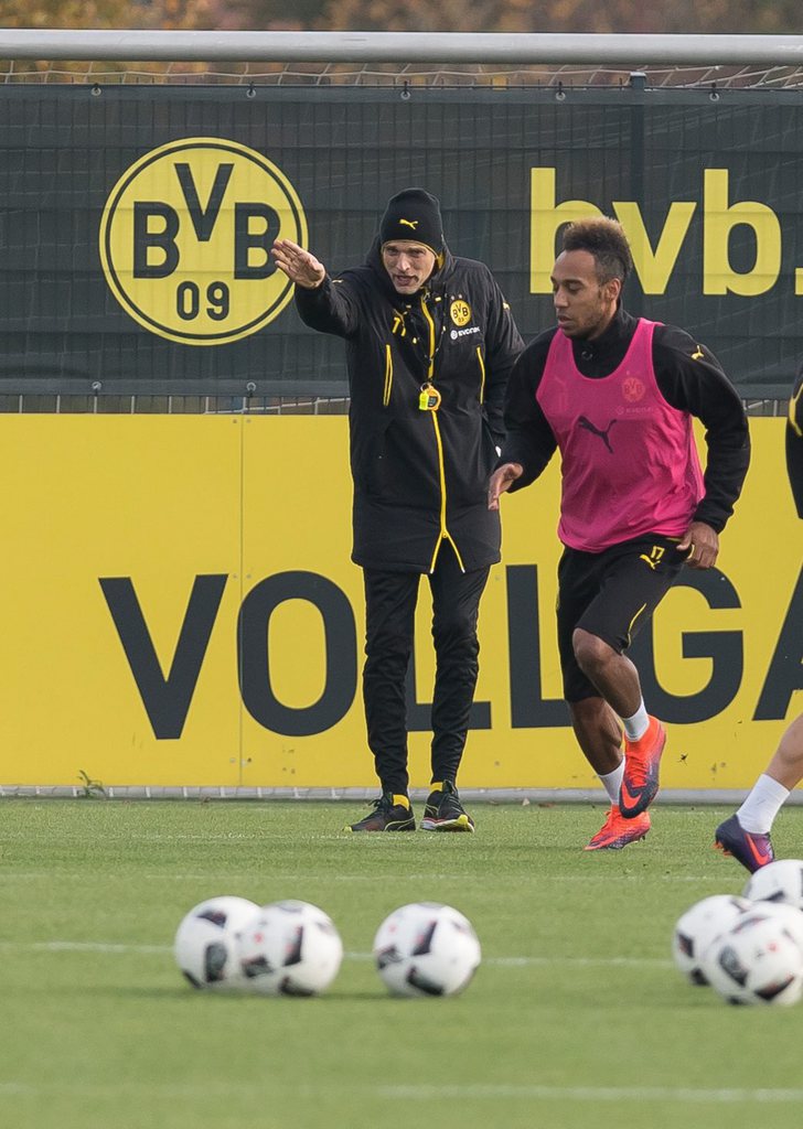 epa05615693 Dortmund's coach Thomas Tuchel (L) and player Pierre-Emerick Aubameyang (R), during a training session in Dortmund, Germany, 03 November 2016. EPA/GUIDO KIRCHNER