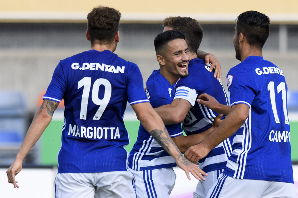 De gauche a droite, les joueurs lausannois Francesco Margiotta, Musa Araz, Olivier Custodio et Samuele Campo celebrent le deuxieme but lors de la rencontre de football de Super League entre le FC Lausanne-Sport, LS, et le FC Lugano ce dimanche 2 octobre 2016 au stade olympique de la Pontaise a Lausanne.(KEYSTONE/Laurent Gillieron)