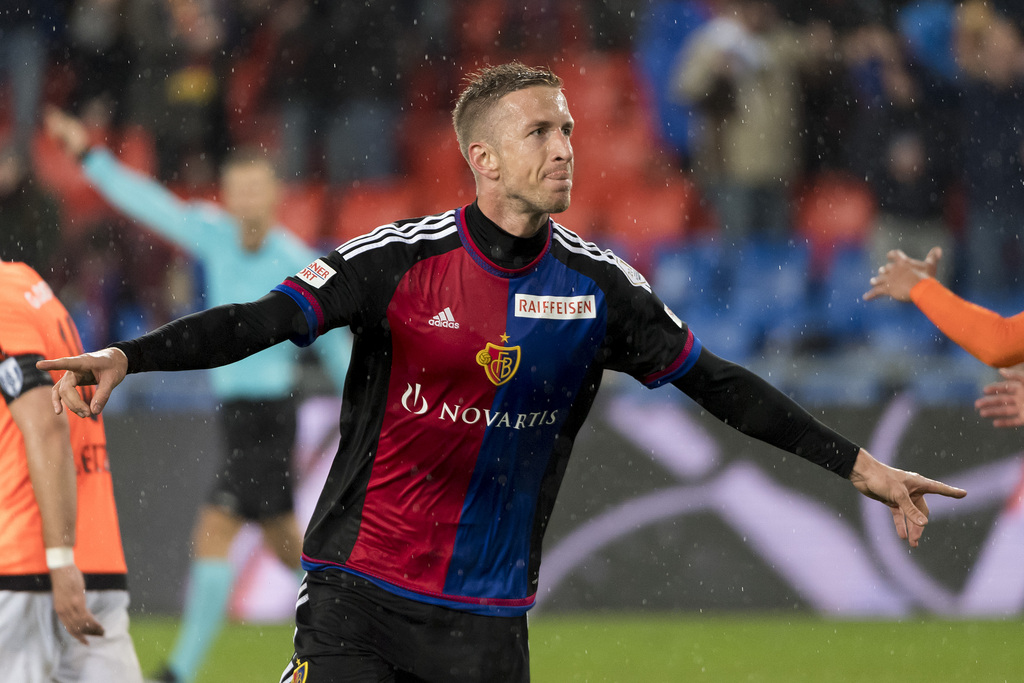 Der Basler Marc Janko jubelt nach seinem Tor zum 2:1 im Fussball Meisterschaftsspiel der Super League zwischen dem FC Basel und dem FC Lausanne-Sport, im Stadion St. Jakob-Park in Basel, am Samstag, 5. November 2016. (KEYSTONE/Georgios Kefalas)