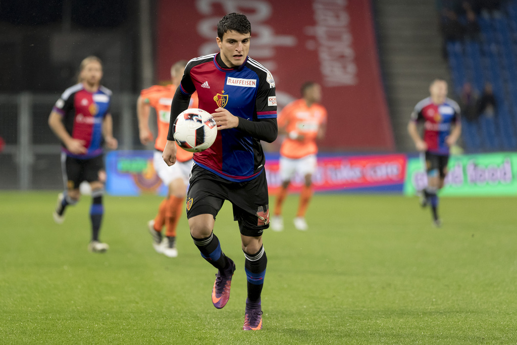 Der Basler Mohamed Elyounoussi in Aktion im Fussball Meisterschaftsspiel der Super League zwischen dem FC Basel und dem FC Lausanne-Sport, im Stadion St. Jakob-Park in Basel, am Samstag, 5. November 2016. (KEYSTONE/Georgios Kefalas)