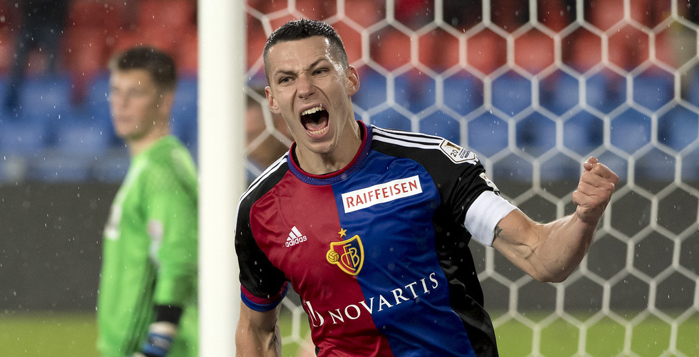 Der Basler Marek Suchy jubelt nach seinem Tor zum 1:1 im Fussball Meisterschaftsspiel der Super League zwischen dem FC Basel und dem FC Lausanne-Sport, im Stadion St. Jakob-Park in Basel, am Samstag, 5. November 2016. (KEYSTONE/Georgios Kefalas)