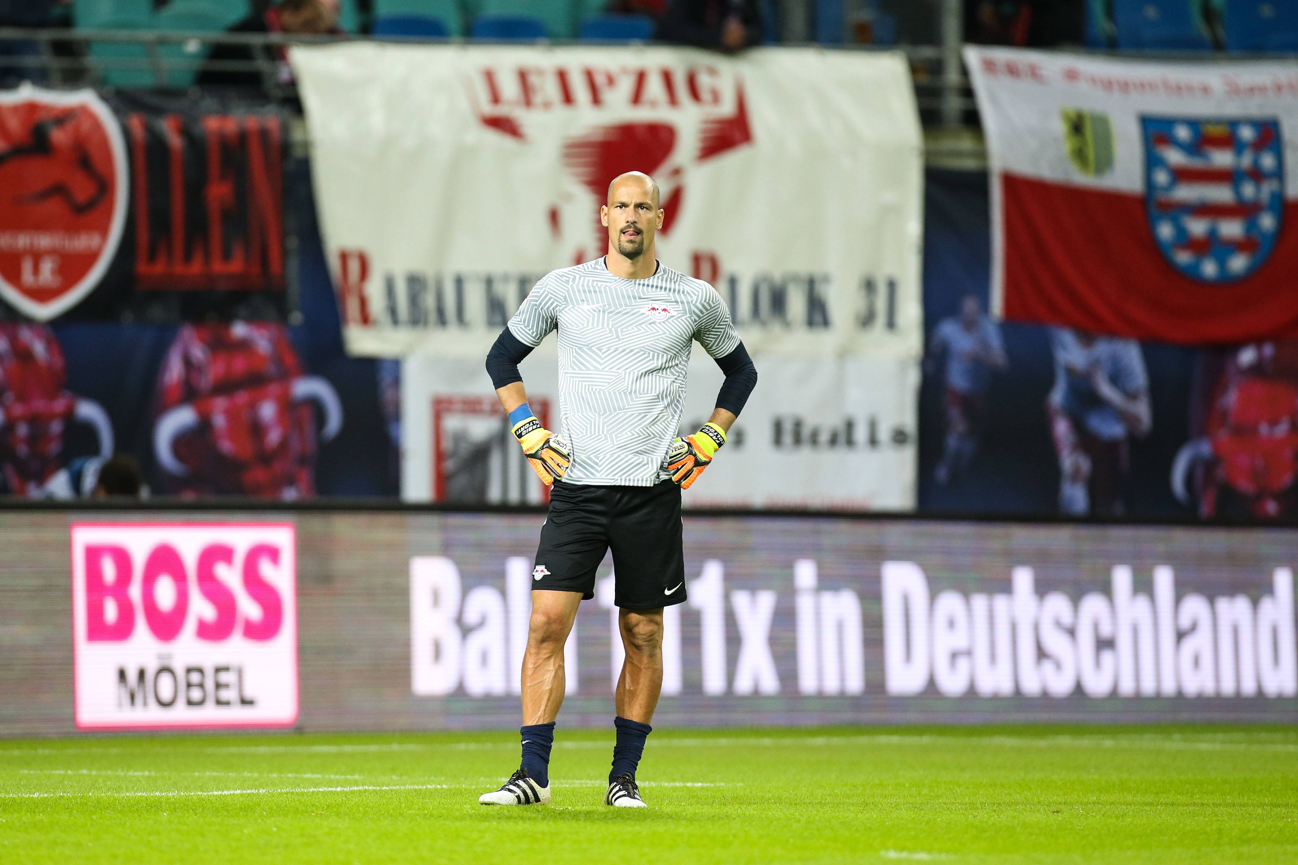 Torwart Fabio Coltorti (RB Leipzig) - 1. Fussball Bundesliga Saison 2016-2017 RasenBallsport Leipzig vs. FC Augsburg in der Red Bull Arena in Leipzig - Freisteller,Aktion,Deutschland, Fussball, Mann, Männer,30.09.2016 Goalkeeper Fabio Coltorti RB Leipzig 1 Football Bundesliga Season 2016 2017 Lawn ball sport Leipzig vs FC Augsburg in the Red Bull Arena in Leipzig cut out Action shot Germany Man Men 30 09 2016