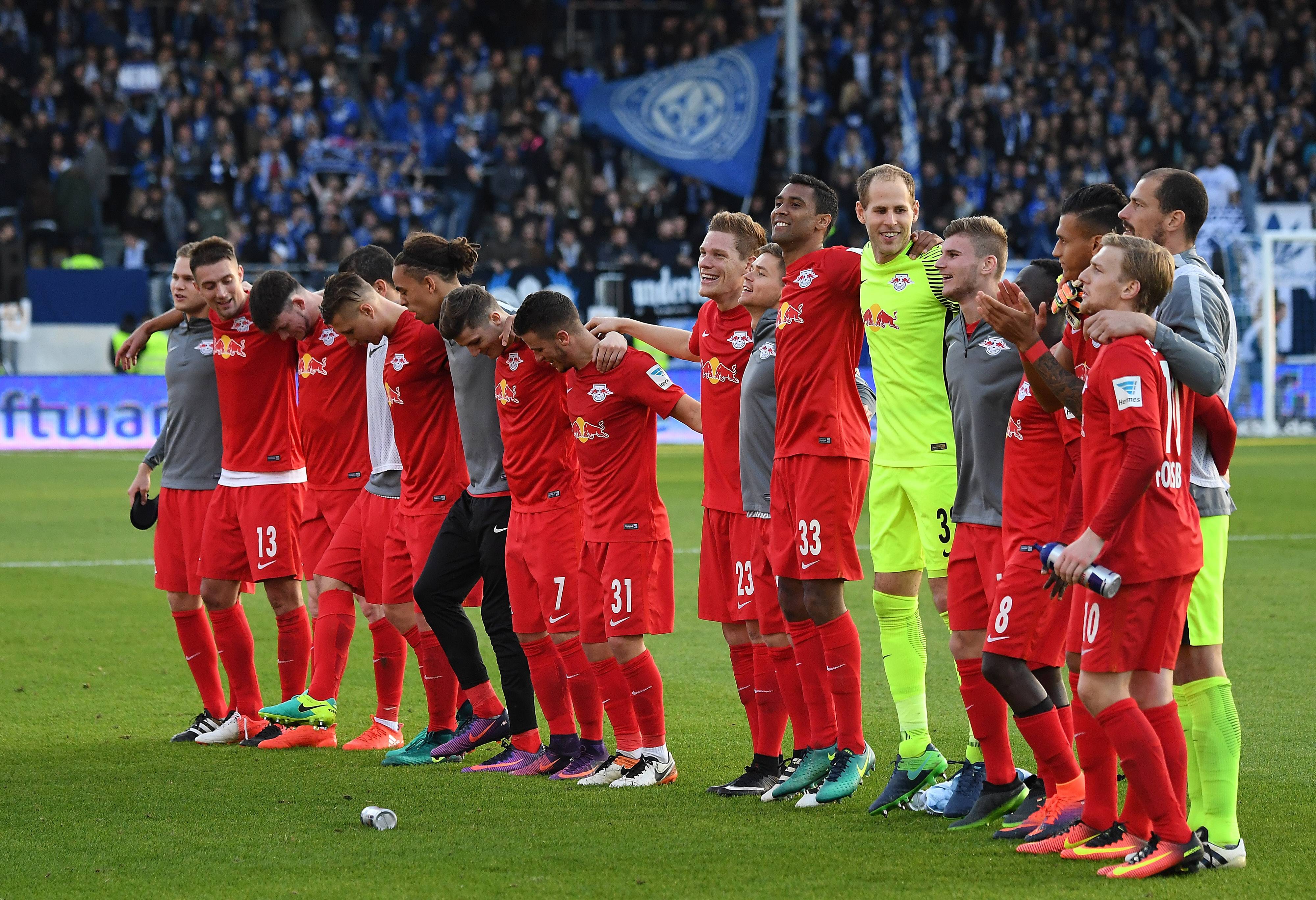 29.10.2016, xjhx, Fussball 1.Bundesliga, SV Darmstadt 98 - RB Leipzig, emspor emonline, v.l. Emil Forsberg (RB Leipzig), Fabio Coltorti (RB Leipzig) jubeln / jubelt nach Spielende. Darmstadt 29 10 2016 xJHx Football 1 Bundesliga SV Darmstadt 98 RB Leipzig emspor emonline v l Emil Forsberg RB Leipzig Fabio Coltorti RB Leipzig cheer cheering After Game over Darmstadt