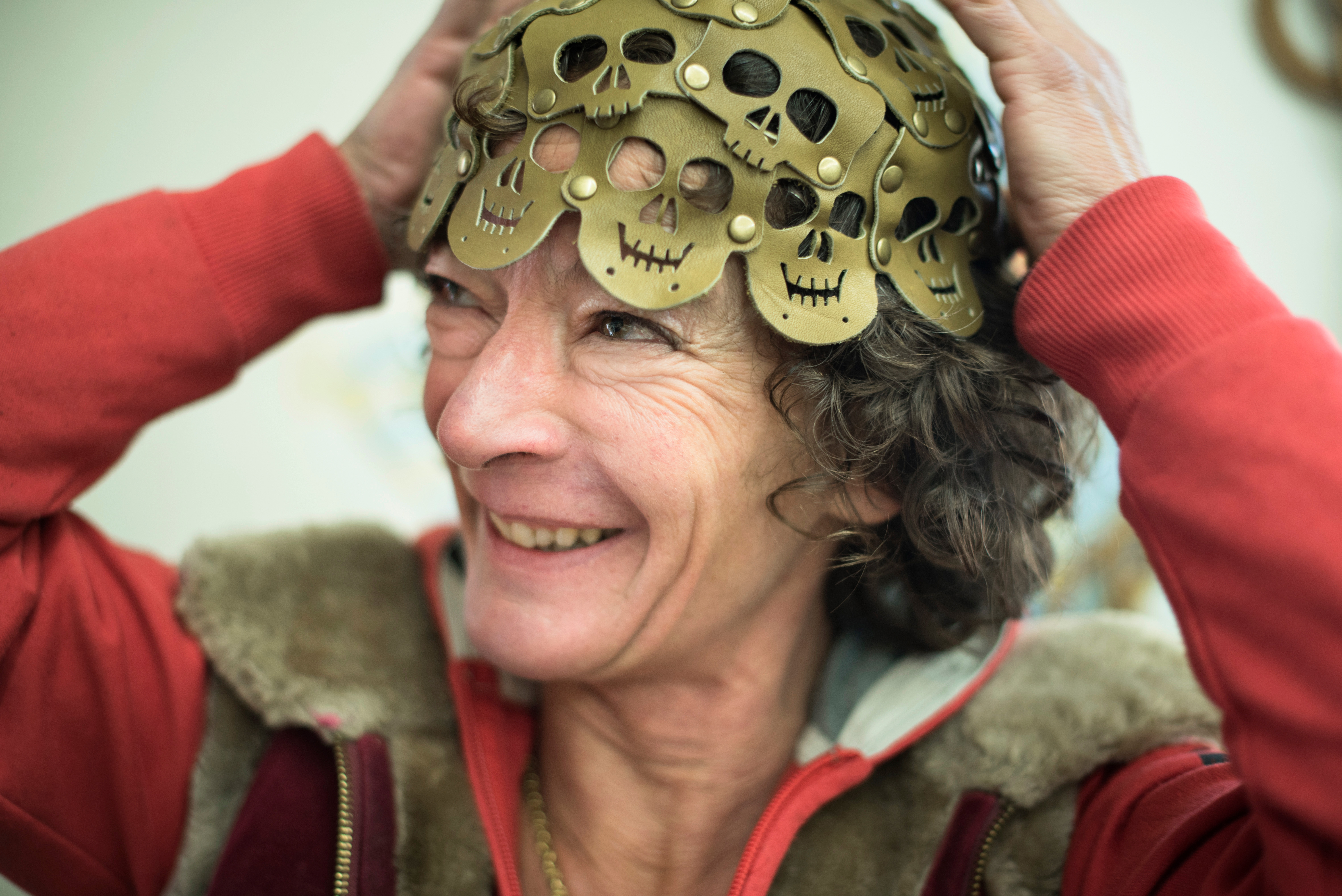 Mirjam Weber mit ihrem selbstgemachten Leder-Käppchen aus ausgestanzten Totenköpfen.