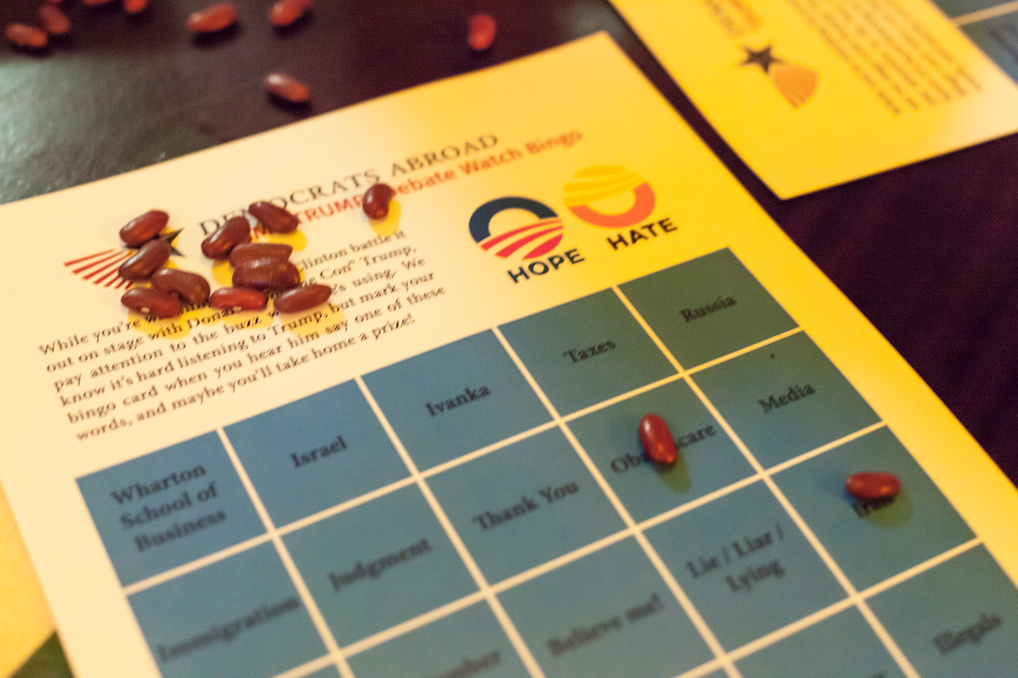 Trump-Floskel-Bingo mit Bohnen.