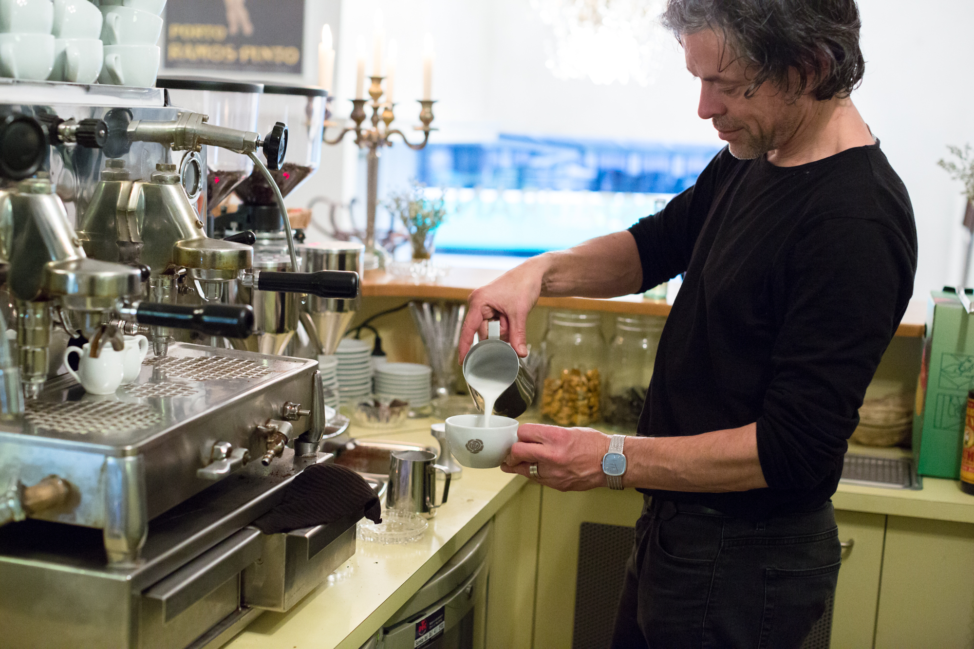 Hier ist nun eine seiner zwei Bühnen: Im Café Onyx.