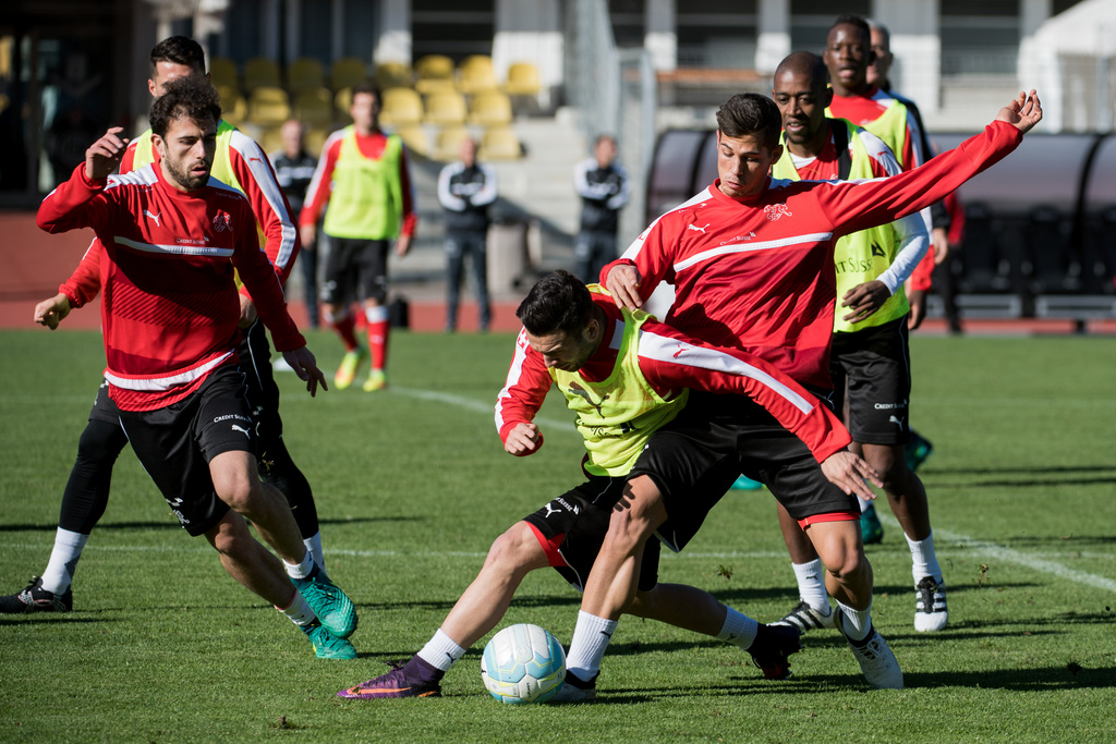 Switzerland's national soccer team with Remo Freuler, right, and Admir Mehmedi, left, during a training session in Lugano, Switzerland, on Tuesday, November 8, 2016. Switzerland is scheduled to play a 2018 Fifa World Cup Russia group B qualification soccer match against Faroe Islands on Sunday, November 13, 2016. (KEYSTONE/Ti-Press/Gabriele Putzu)