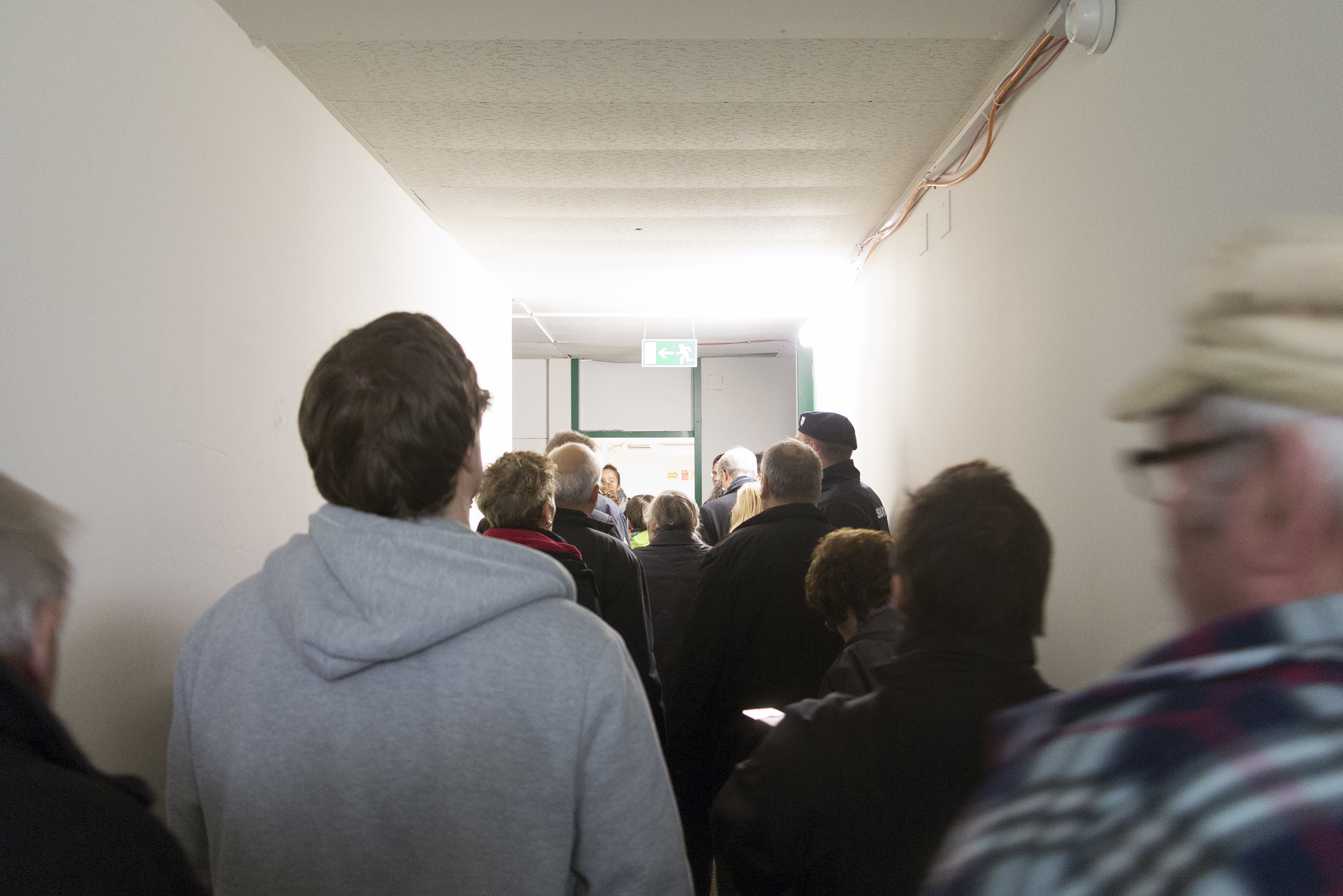 Mehr und weniger besorgte Bürger beim Rundgang durch das Bundesasylzentrum.