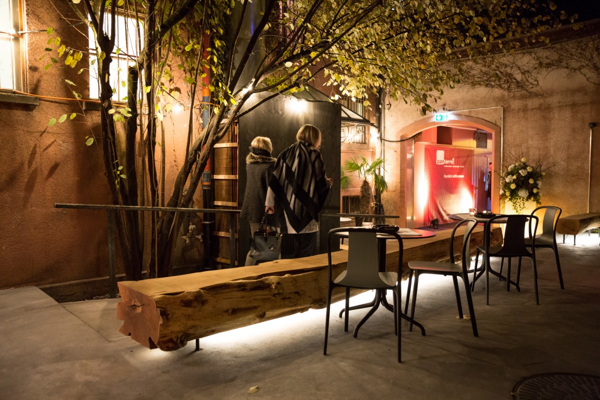 Der Innenhof hat an Grösse gewonnen und lädt neu mit einem Lounge-Bereich zum Verweilen ein – wirkt einladender und freundlicher als zuvor.