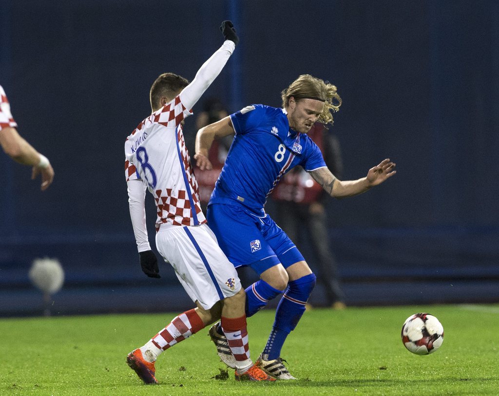 epa05628543 Iceland's Birkir Bjarnason (R) in action against Croatia's Mateo Kovacic (L) during the FIFA World Championships 2018 qualification soccer match between Croatia and Iceland in Zagreb, Croatia, 12 November 2016. EPA/ANTONIO BAT
