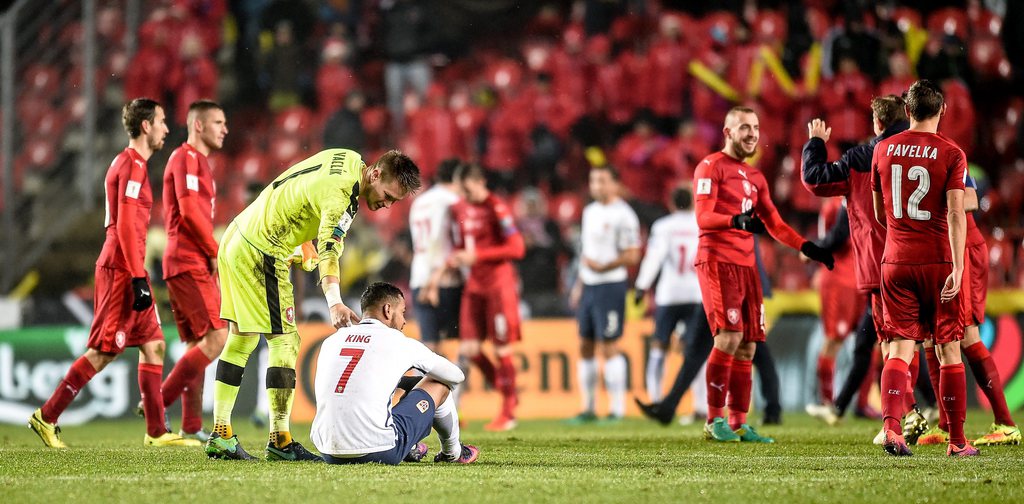 epa05627670 Norway's Joshua King (C) shows his dejection next to Czech Republic�s goalkeeper Tomas Vaclik after the FIFA World Cup 2018 Group C qualifying soccer match Czech Republic vs Norway in Prague, Czech Republic, 11 November 2016. EPA/FILIP SINGER