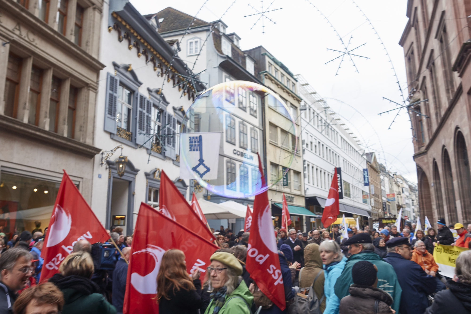 Trotz des am Morgen noch trüben Wetters versammelten sich über 100 Personen vor der Post, um gegen die geplante Schliessung zu protestieren.
