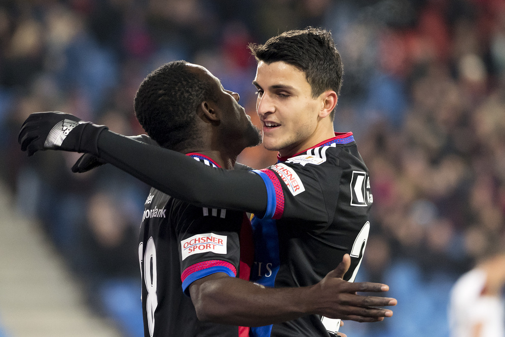 Die Basler Seydou Doumbia, links, und Mohamed Elyounoussi, rechts, jubeln nach dem 1:0 im Fussball Meisterschaftsspiel der Super League zwischen dem FC Basel 1893 und dem FC Vaduz, im Stadion St. Jakob-Park in Basel, am Samstag, 19. November 2016. (KEYSTONE/Georgios Kefalas)