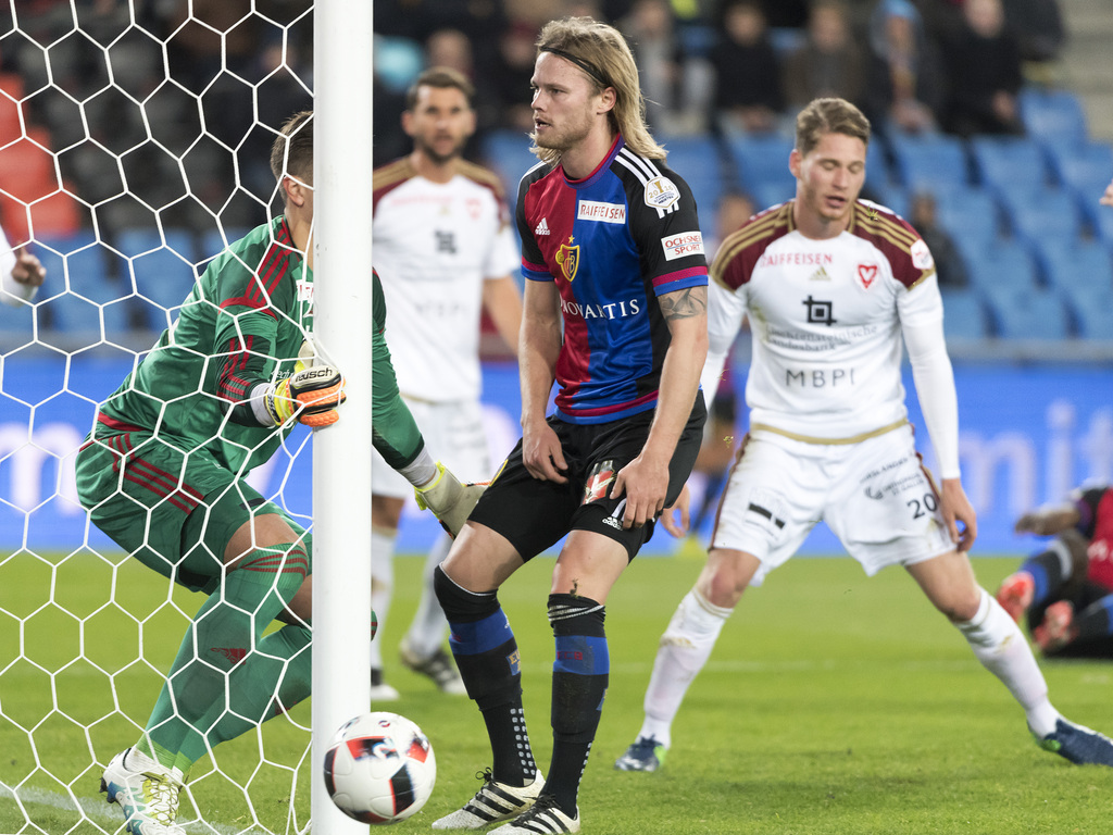 Der Basler Birkir Bjarnason, Mitte, vergibt eine Torchance im Fussball Meisterschaftsspiel der Super League zwischen dem FC Basel 1893 und dem FC Vaduz, im Stadion St. Jakob-Park in Basel, am Samstag, 19. November 2016. (KEYSTONE/Georgios Kefalas)