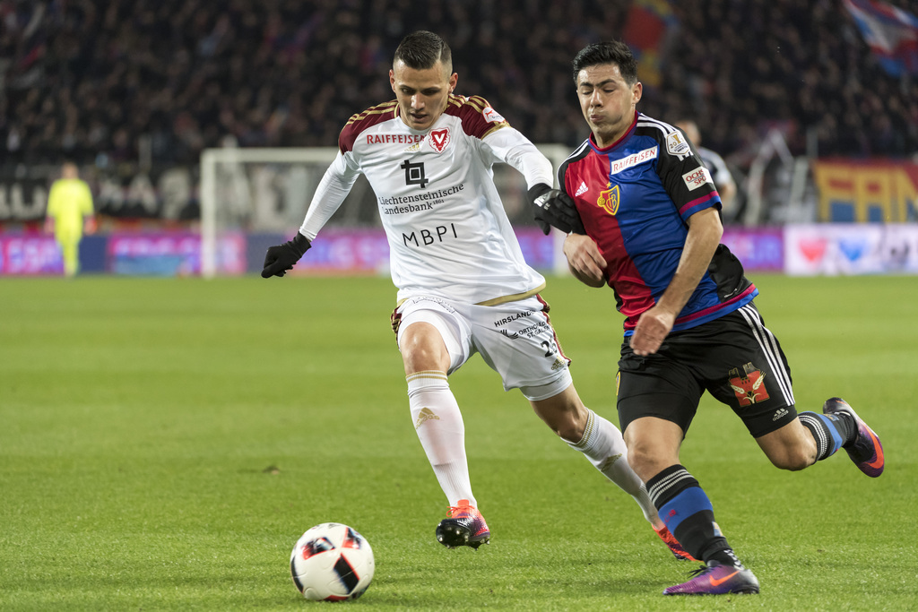 Der Vaduzer Stjepan Kukuruzovic, links, im Kampf um den Ball gegen den Basler Blas Riveros, rechts, im Fussball Meisterschaftsspiel der Super League zwischen dem FC Basel 1893 und dem FC Vaduz, im Stadion St. Jakob-Park in Basel, am Samstag, 19. November 2016. (KEYSTONE/Georgios Kefalas)