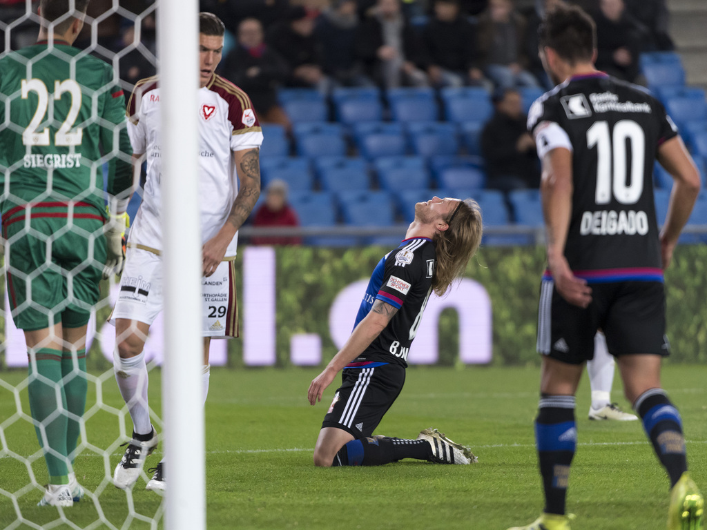 Der Basler Birkir Bjarnason, Mitte, reagiert nach einer vergebenen Torchance im Fussball Meisterschaftsspiel der Super League zwischen dem FC Basel 1893 und dem FC Vaduz, im Stadion St. Jakob-Park in Basel, am Samstag, 19. November 2016. (KEYSTONE/Georgios Kefalas)