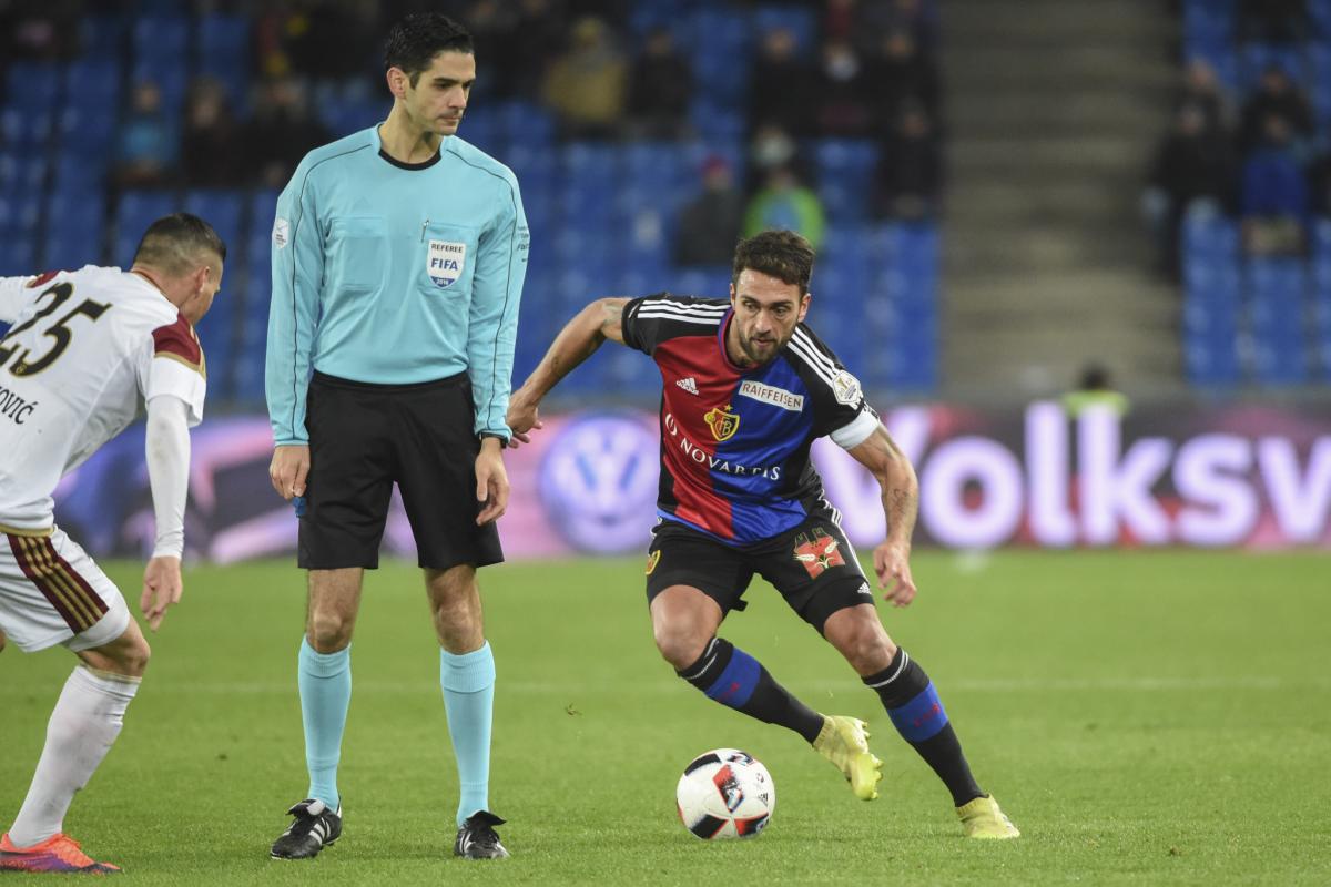 19.11.2016; Basel; FUSSBALL SUPER LEAGUE - BASEL - VADUZ; Stjepan Kukuruzovic (Vaduz) Schiedsrichter Adrien Jaccottet Matias Delgado (Basel) (Andy Mueller/freshfocus)