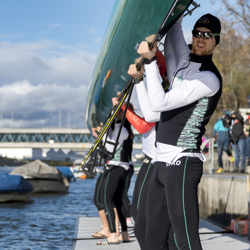 Der Maennerachter Team Deutschland 1 der RGM Deutschland macht sich bereit, am Rudersportereignis BaselHead auf dem Rhein in Basel, am Samstag, 19. November 2016. Der BaselHead ist eine internationale Achterregatta mit hundert Teams, fuehrt ueber 6,4 Kilometer durch die Innenstadt mit einer 180-Grad-Wende nach Streckenhaelfte und findet zum siebten Mal statt. (KEYSTONE/Georgios Kefalas)