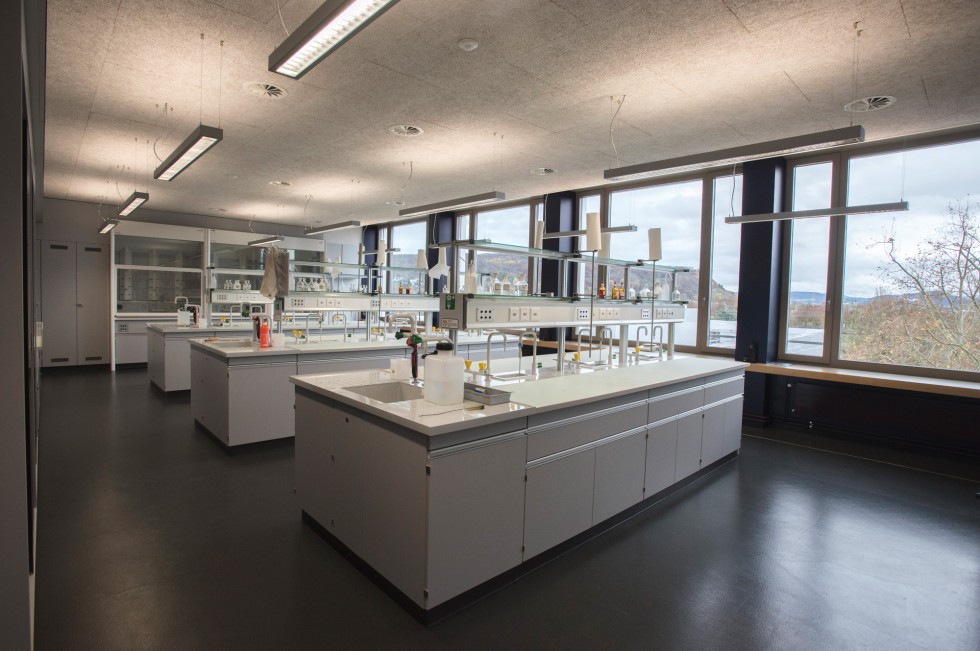 Nein, das ist nicht ein Novartis-Labor, sondern das neue des Gymnasiums Bäumlihof. Mehr Bilder vom Umbau gibts hier.