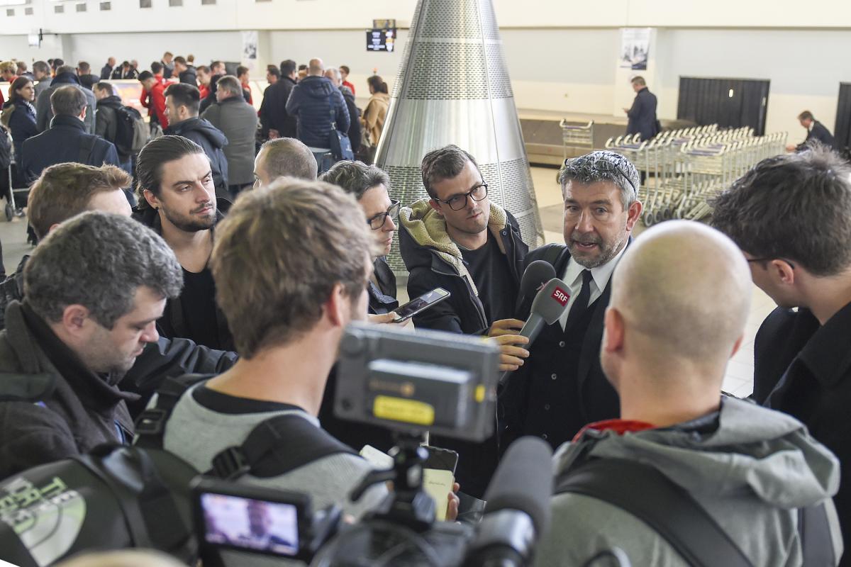 22.11.2016; Sofia; Fussball Champions League - Gruppenspiele ; Reise FC Basel; Ankunft in Sofia, Trainer Urs Fischer (Basel) beim Interview mit den Journalisten am Flughafen (Daniela Frutiger/freshfocus)