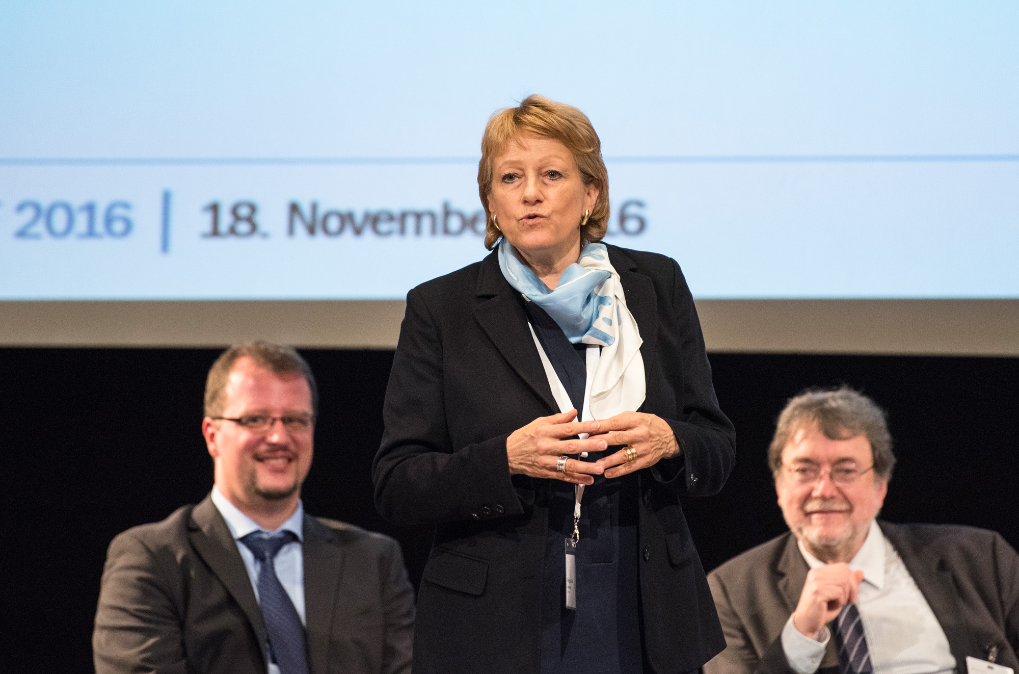 «Schon bald werden allein im Schweizer Gesundheitswesen 85'000 Fachkräfte fehlen»: Metrobasel-Direktorin Regula Ruetz führte durch das Basel Economic Forum 2016. (Im Hintergrund: Prof. Dirk Hofäcker (l.) und Prof. Joachim Möller).