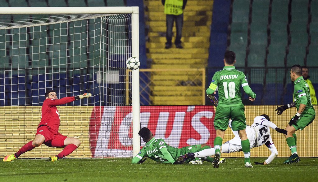 epa05644564 Basel's Taulant Xhaka (2-R) fails to score against Razgrad's goalkeeper Vladislav Stoyanov (L) during the UEFA Champions League group A soccer match between PFC Ludogorets Razgrad and FC Basel at Vasil Levski Stadium in Sofia, Bulgaria, 23 November 2016. The match ended 0-0. EPA/VASSIL DONEV