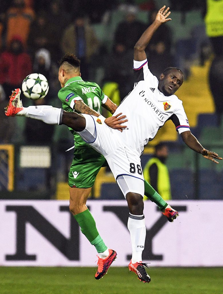 epa05644502 Anicet Abel (L) of Razgrad in action against Seydou Doumbia (R) of Basel during the UEFA Champions League group A soccer match between PFC Ludogorets Razgrad and FC Basel at Vasil Levski Stadium in Sofia, Bulgaria, 23 November 2016. EPA/VASSIL DONEV