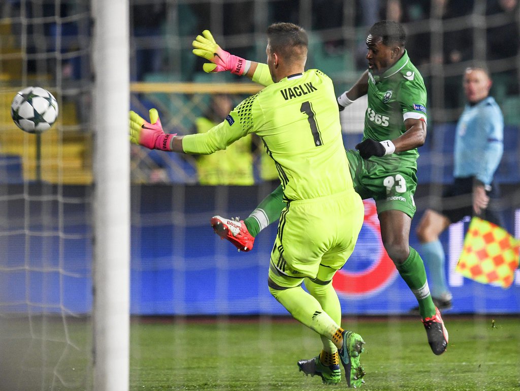 epa05644438 Virgil Misidjan (R) of Razgrad in action against Basel's goalkeeper Tomas Vaclik (L) during the UEFA Champions League group A soccer match between PFC Ludogorets Razgrad and FC Basel at Vasil Levski Stadium in Sofia, Bulgaria, 23 November 2016. EPA/VASSIL DONEV