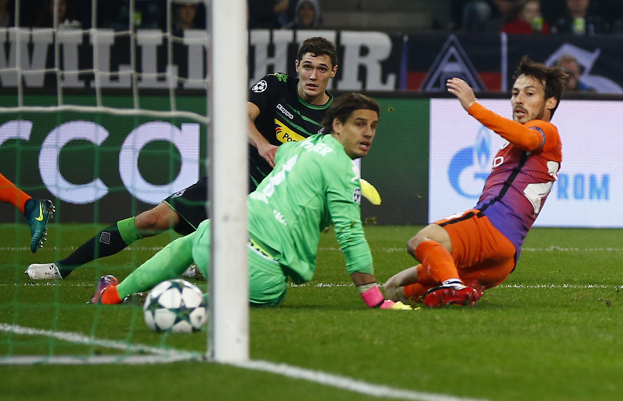 Football Soccer - Borussia Mönchengladbach v Manchester City - UEFA Champions League Group Stage - Group C - Stadion im Borussia-Park, Mönchengladbach, Germany - 23/11/16 Manchester City's David Silva scores their first goal as Borussia Monchengladbach's Andreas Christensen and Yann Sommer (C) look on Reuters / Wolfgang Rattay Livepic EDITORIAL USE ONLY.
