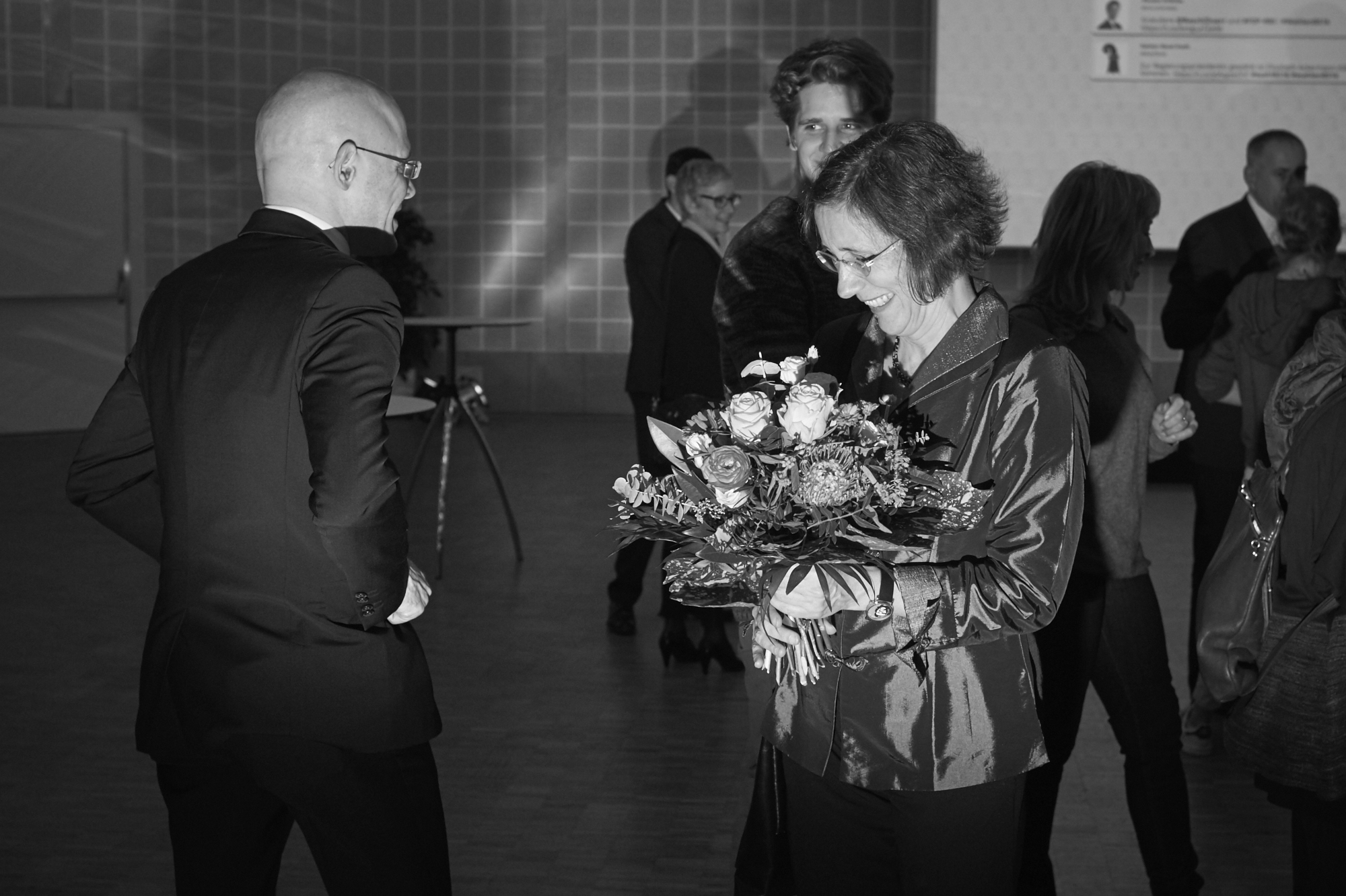 Eine Geste, die für Freude sorgt: Baschi Dürr (l.) hat Heidi Mück sein Rosen-Bouquet geschenkt.