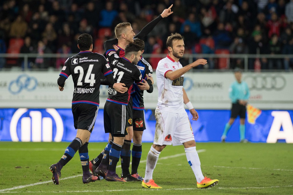 Die Baseler Jubeln ueber das Tor zum 2:1 von Basels Marco Janko waehrend der Super League Partie zwischen dem FC Sion und dem FC Basel im Stade de Tourbillon, am Sonntag 27. November 2016 in Sion. (PPR/Daniel Teuscher)