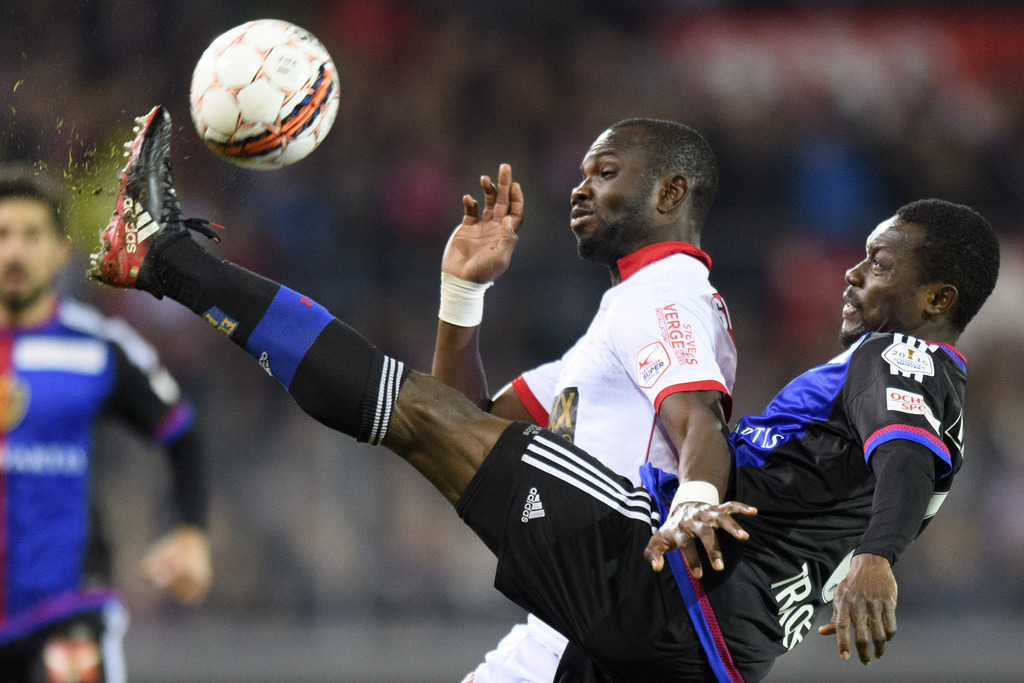 Le joueur valaisan Moussa Konate, gauche, lutte pour le ballon avec le joueur balois Adama Traore, droite, lors de la rencontre de football de Super League entre le FC Sion et le FC Bale ce dimanche, 27 novembre 2016 au stade de Tourbillon a Sion. (KEYSTONE/Laurent Gillieron)