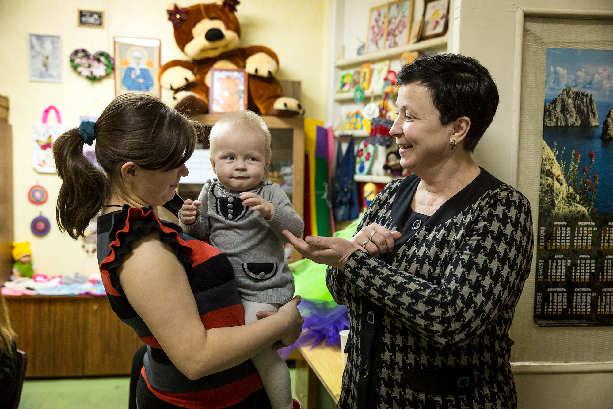 Novoye Vremya, AIDS, HIV, Jekaterinburg, Russland, Marina Jewa (l.), HIV infizierte Mutter mit ihrem Kind im Gespraech mit der Direktorin der Hilfsorganisation Novoye Vremya Marina Chalidowa. (c) 2016 Frank Schultze / Zeitenspiegel