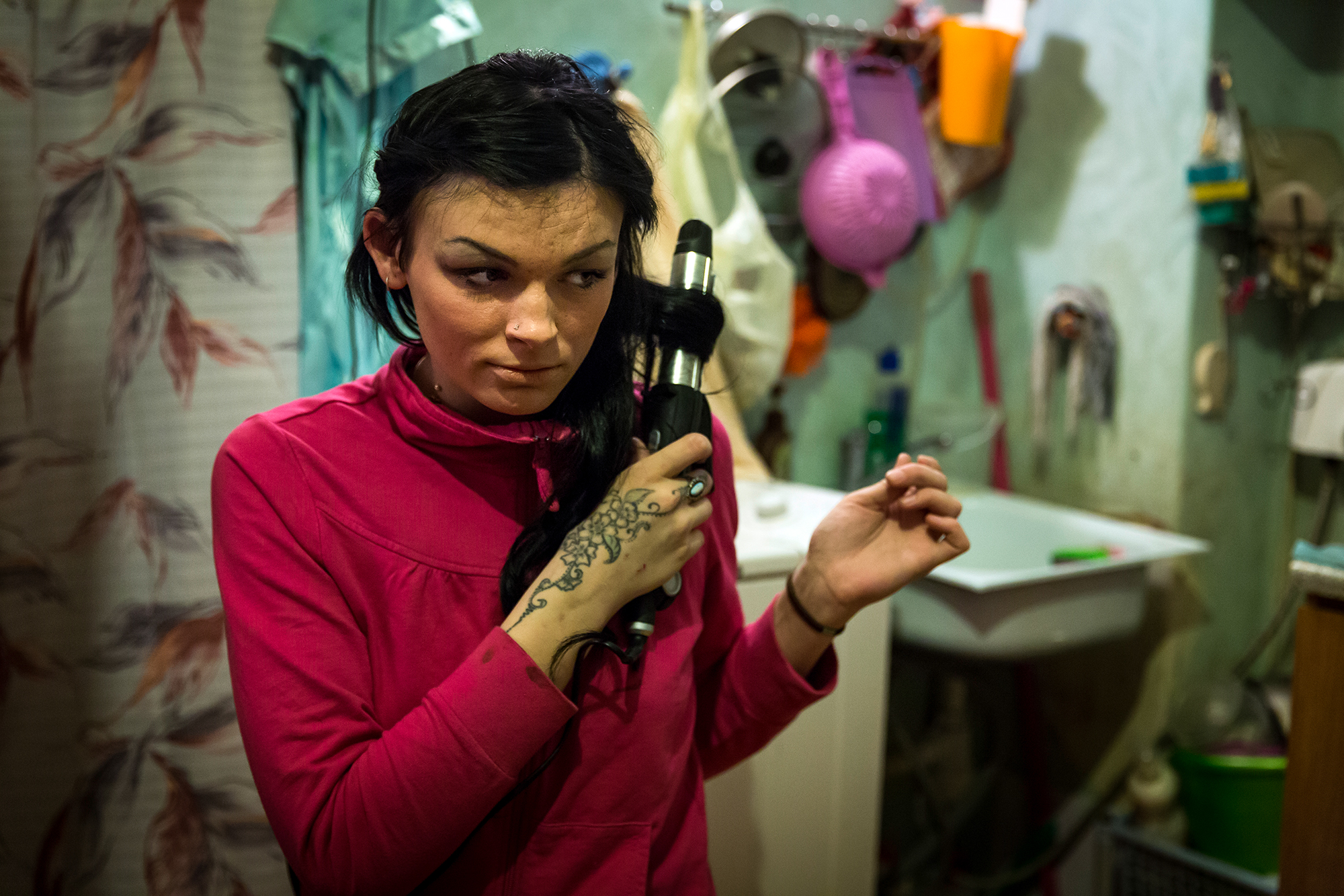 Novoye Vremya, AIDS, HIV, Jekaterinburg, Russland, HIV infizierte Anschelka Zwetkowa ist AIDS-Dissidenten und glauben nicht, dass die Krankheit existiert und laesst sich auch nicht im Gespraech mit der Direktorin der Hilfsorganisation Novoye Vremya Marina Chalidowa von Gegenteil ueberzeugen. Anschelka weigert sich daher auch Medikamente einzunehmen. (c) 2016 Frank Schultze / Zeitenspiegel