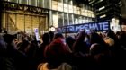 "Liebe besiegt Hass" (Love trumps hate): Vor dem Trump Tower in New York versammelten sich hunderte Demonstranten, um gegen d