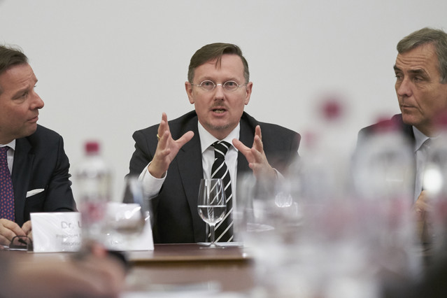 «Ich hätte sehr gerne ein Leuchtschild der Ciba und der Sandoz vor der Fusion zur Novartis!» class=