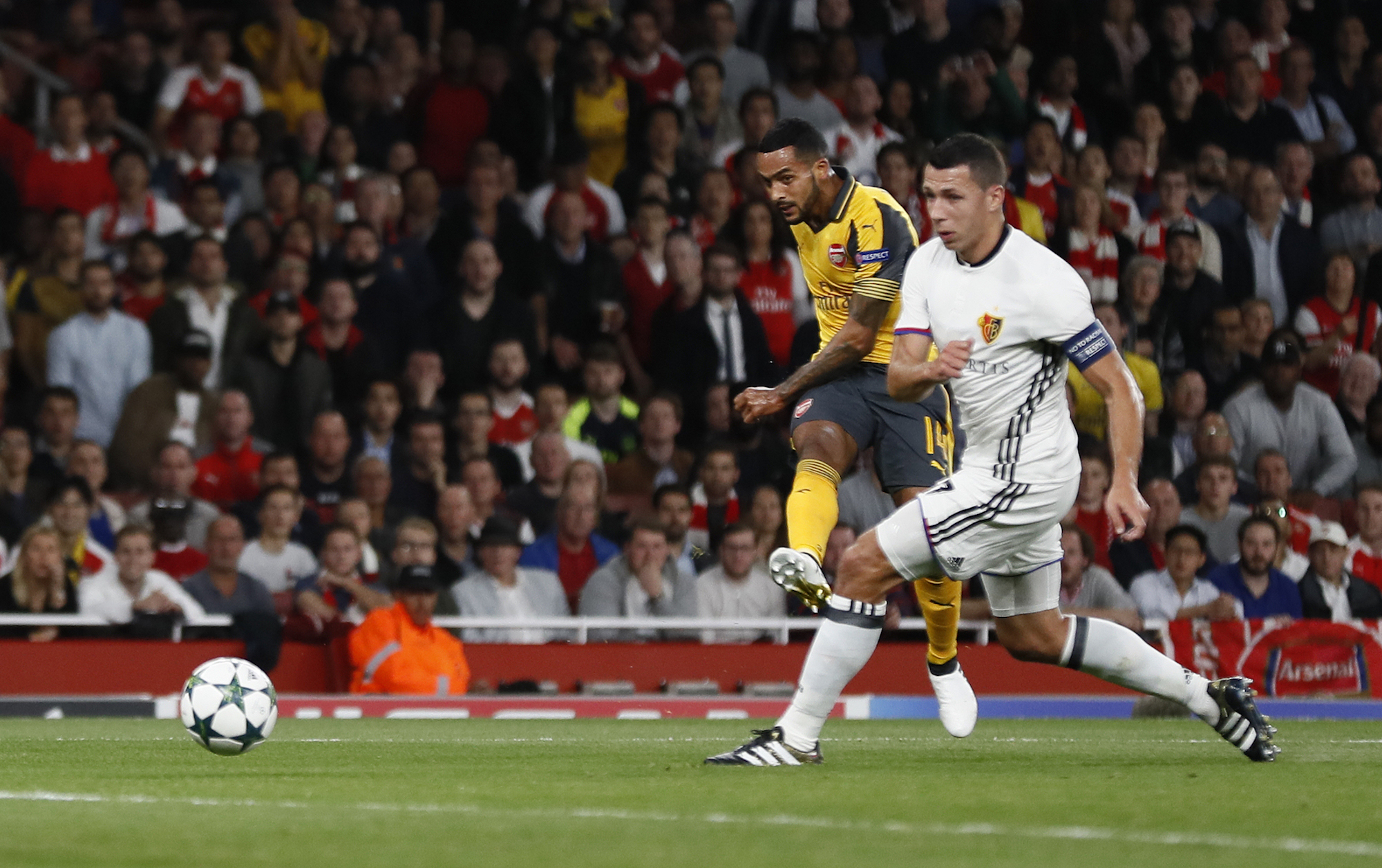 Britain Soccer Football - Arsenal v FC Basel - UEFA Champions League Group Stage - Group A - Emirates Stadium, London, England - 28/9/16 Arsenal's Theo Walcott scores their second goal Reuters / Stefan Wermuth Livepic EDITORIAL USE ONLY.