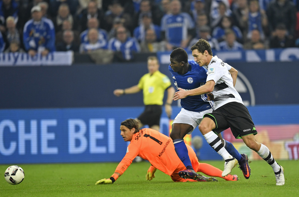 Schalke's Breel Embolo, center, passes Moenchengladbach goalkeeper Yann Sommer to score his side's 2nd goal during the German Bundesliga soccer match between FC Schalke 04 and Borussia Moenchengladbach in Gelsenkirchen, Germany, Sunday, Oct. 2, 2016. Schalke defeated Moenchenglabach by 4-0. (AP Photo/Martin Meissner)