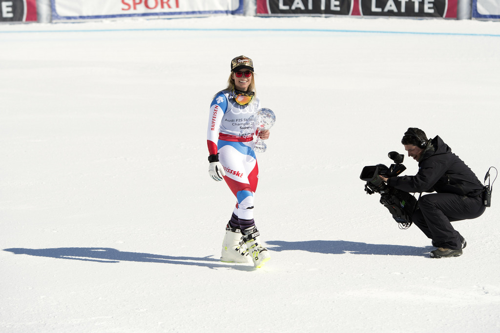 JAHRESRUECKBLICK 2016 - NATIONAL - Lara Gut from Switzerland celebrates with the crystal globe winning the overall women's Super-G competition in the finish area after the women's Super-G at the FIS Alpine Ski World Cup Finals, in St. Moritz, Switzerland, Thursday, March 17, 2016. (KEYSTONE/Jean-Christophe Bott)