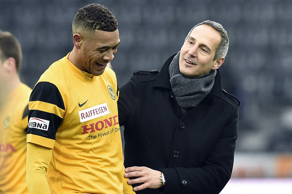 YBs Guillaume Hoarau, links und Trainer Adi Huetter, rechts, im Fussball Meisterschaftsspiel der Super League zwischen den Berner Young Boys und dem FC Sion, am Sonntag, 13. Maerz 2016, im Stade de Suisse in Bern. (KEYSTONE/Peter Schneider)