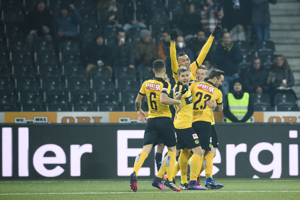 Die Spieler der Berner Young Boys jubeln mit dem Torschuetzen Guillaume Hoarau, Mitte, nach dem ersten Tor im Fussball Super League Spiel zwischen den Berner Young Boys und dem FC Basel, am Samstag, 3. Dezember 2016, im Stade de Suisse in Bern. (KEYSTONE/Manuel Lopez)