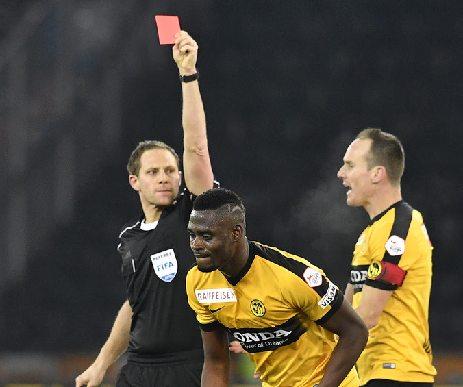 Schiedsrichter Harald Lechner, links, zeigt YBs Kasim Adams Nuhu, Mitte, neben Steve von Bergen die rote Karte im Fussball Super League Spiel zwischen den Berner Young Boys und dem FC Basel, am Samstag, 3. Dezember 2016, im Stade de Suisse in Bern. (KEYSTONE/Peter Schneider)