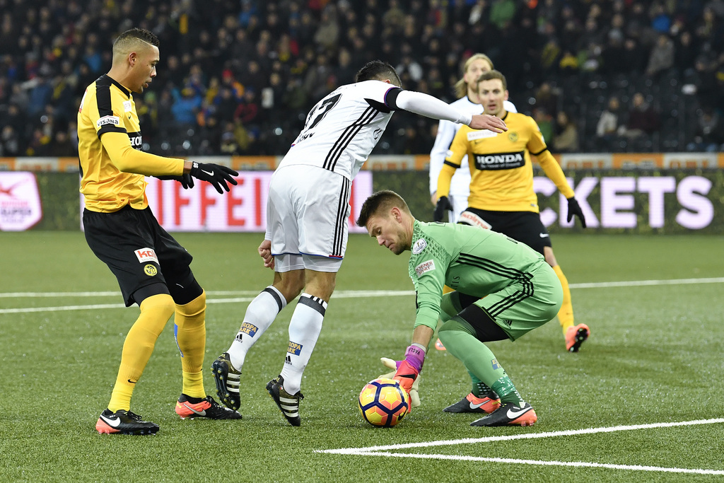 YBs Guillaume Hoarau, links, stoert Basels Marek Suchy, Mitte, und Goalie Tomas Vaclik auf dem Weg zum 2:0 im Fussball Super League Spiel zwischen den Berner Young Boys und dem FC Basel, am Samstag, 3. Dezember 2016, im Stade de Suisse in Bern. (KEYSTONE/Peter Schneider)