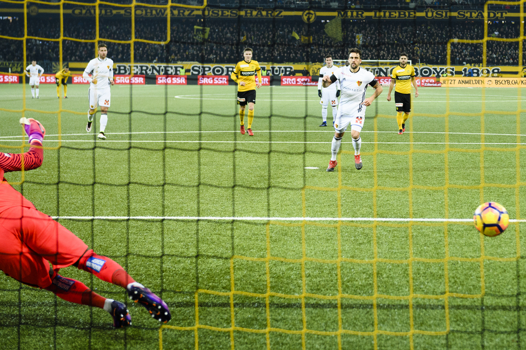 Basler Matias Delgado beim Elfmetertor zum 2-1 im Duell mit dem YBs Torhueter Yvon Mvogo im Fussball Super League Spiel zwischen den Berner Young Boys und dem FC Basel, am Samstag, 3. Dezember 2016, im Stade de Suisse in Bern. (KEYSTONE/Manuel Lopez)