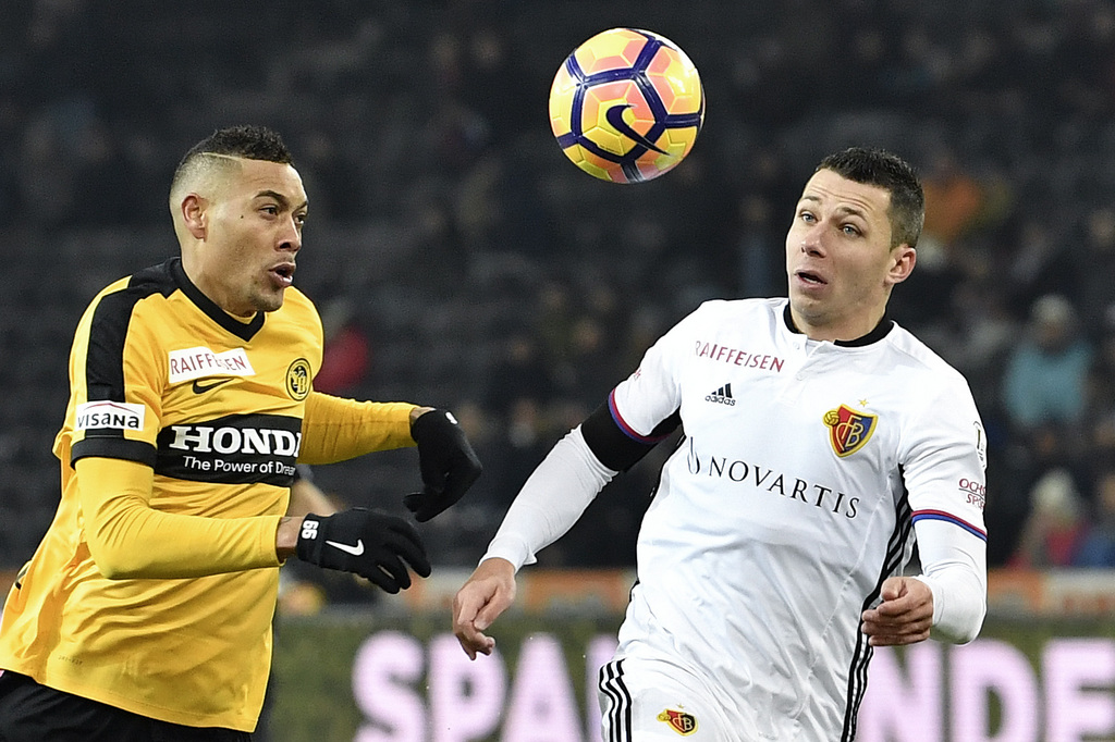 YBs Guillaume Hoarau, links, im Duell mit Basels Marek Suchy im Fussball Super League Spiel zwischen den Berner Young Boys und dem FC Basel, am Samstag, 3. Dezember 2016, im Stade de Suisse in Bern. (KEYSTONE/Peter Schneider)