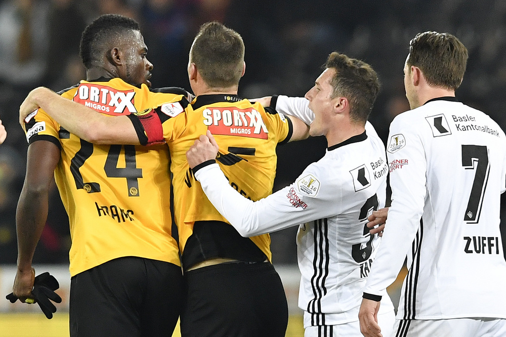 YBs Kasim Adams Nuhu, links, neben Steve von Bergen, streitet sich mit Basels Taulant Xhaka im Fussball Super League Spiel zwischen den Berner Young Boys und dem FC Basel, am Samstag, 3. Dezember 2016, im Stade de Suisse in Bern. (KEYSTONE/Peter Schneider)