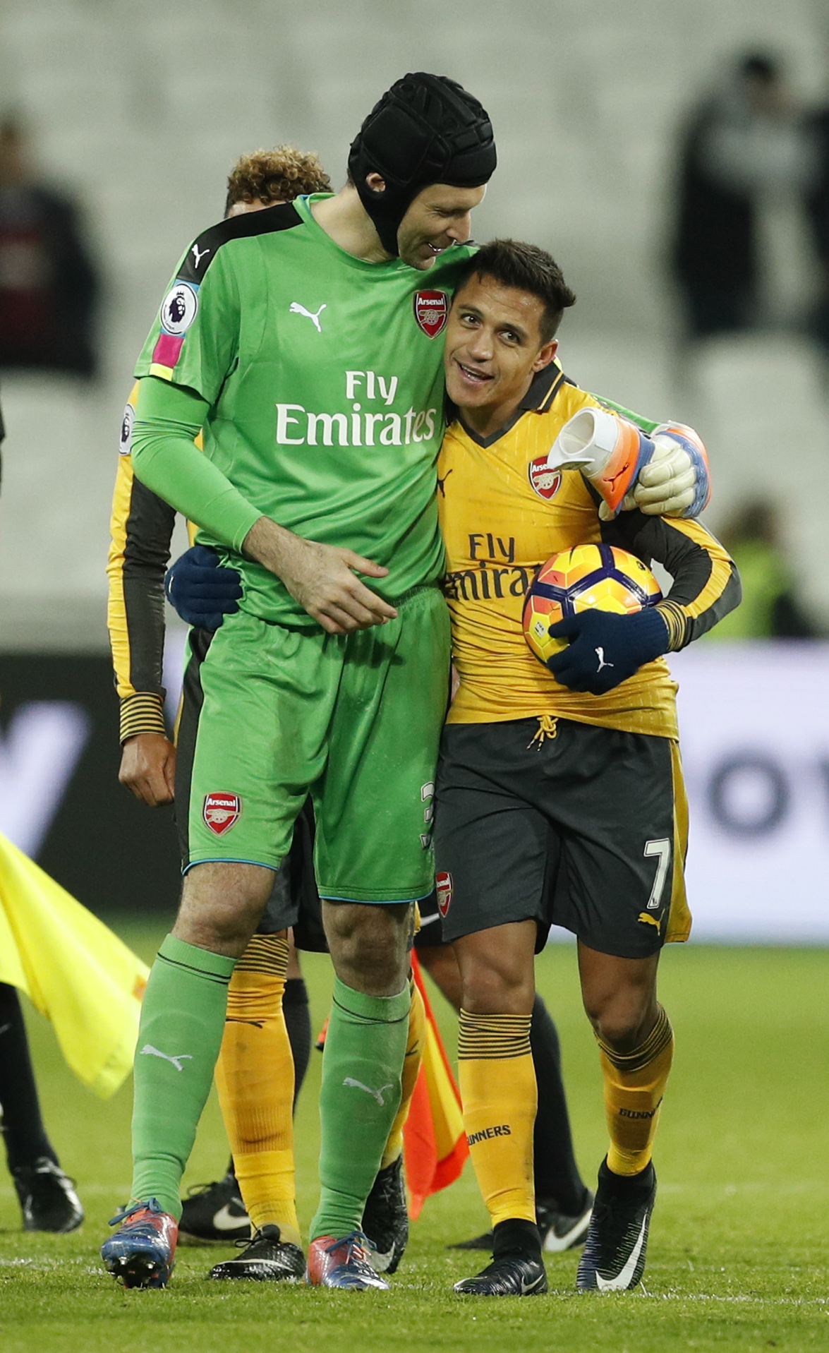 Britain Football Soccer - West Ham United v Arsenal - Premier League - London Stadium - 3/12/16 Arsenal's Alexis Sanchez celebrates with Petr Cech and the match ball at full time after scoring a hat trick Action Images via Reuters / John Sibley Livepic EDITORIAL USE ONLY. No use with unauthorized audio, video, data, fixture lists, club/league logos or